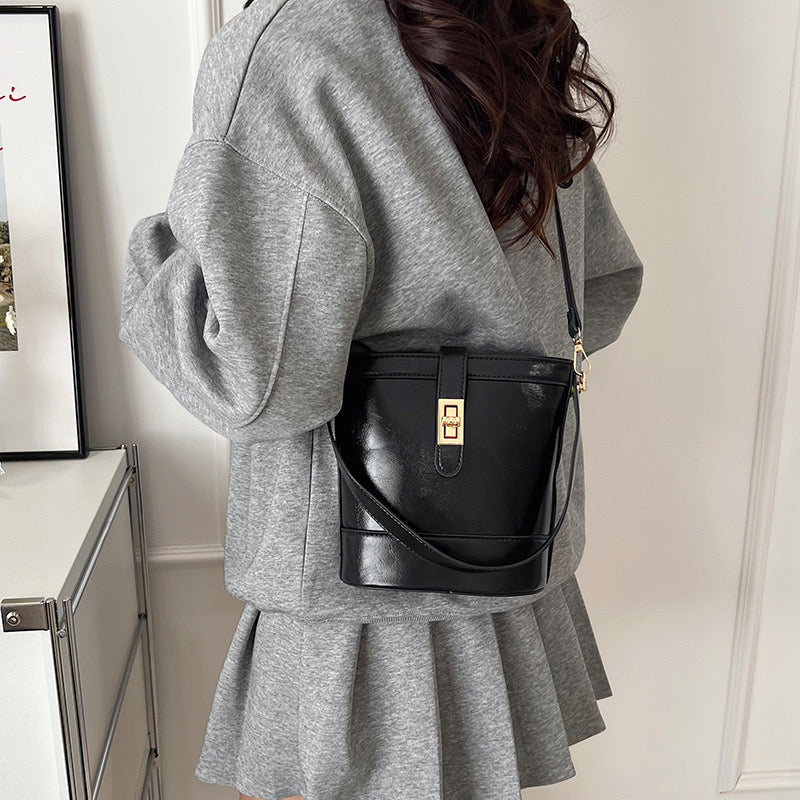 Karigari Black Bucket Sling  Handy& Crossbody
