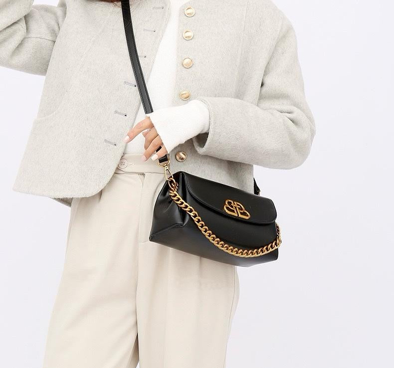 NOIR CHAINED SLINGBAG